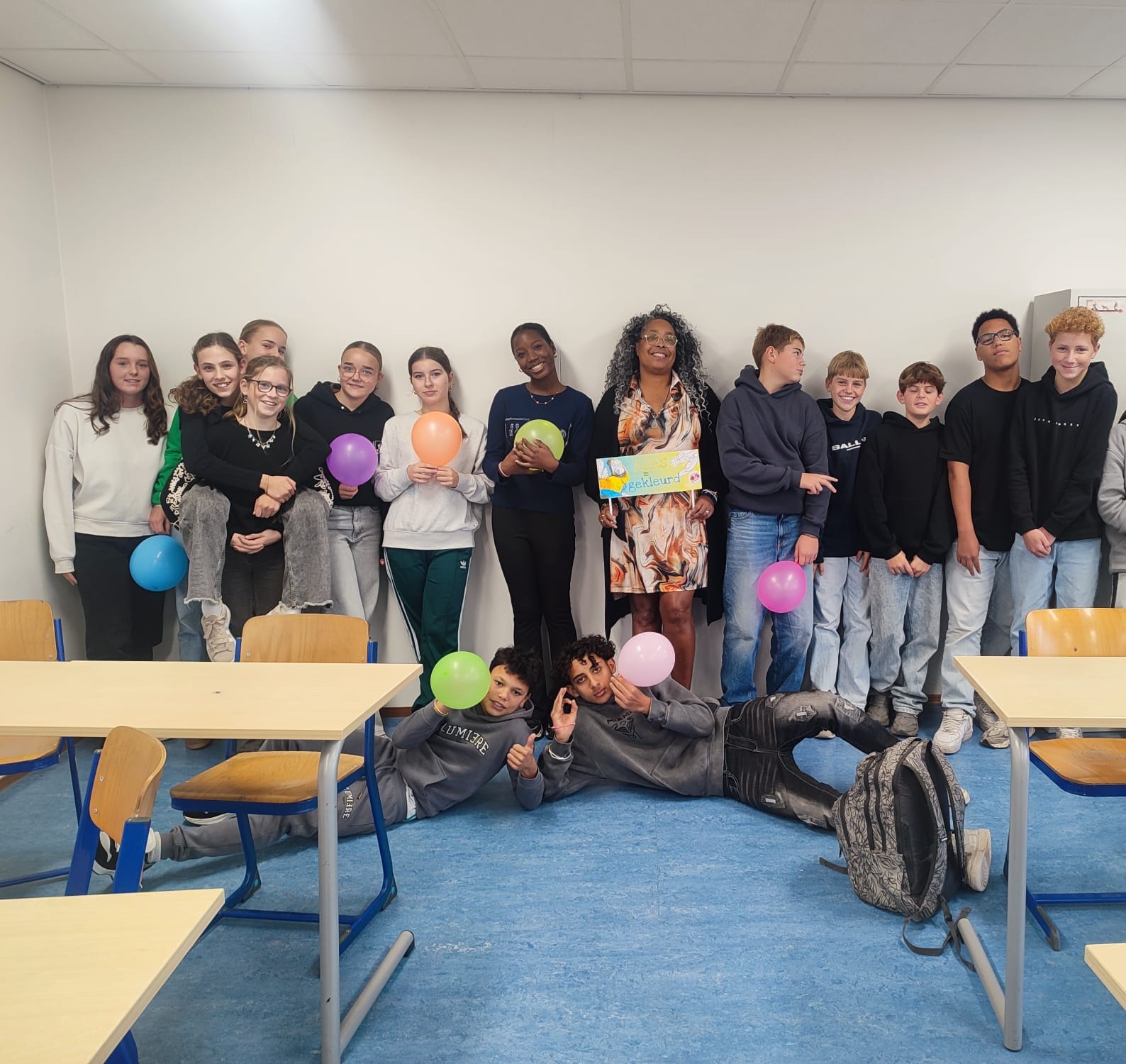 Leerlingen met preventiemedewerker en ballonnen